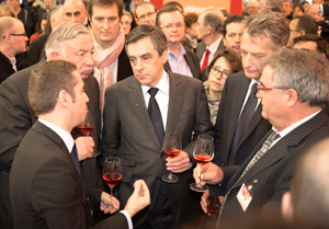 L'ex-Premier ministre François Fillon a fait une apparition au pavillon du vin juste avant le ministre de l'Agriculture Stéphane Le Foll. © G. DEFOIS