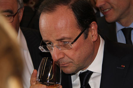 François Hollande s’est arrêté au pavillon des vins lors de sa visite au Salon de l’agriculture, à Paris, le 23 février 2013. © D. FRANJUS/CNIV