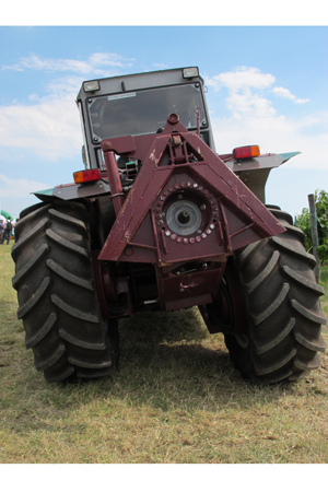 Le tracteur est équipé de deux grosses roues arrière qui le maintiennent d’aplomb dans les contrepentes. © M. CAILLON