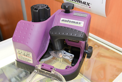 Automax : Une affûteuse pour sécateurs électriques. © C. FAIMALI/GFA